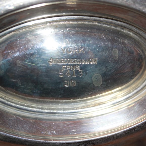 Wm ROGERS SILVERPLATE GRAVY SAUCE BOAT w/ ATTACHED TRAY #5413 TWO HANDLE - Picture 4 of 4